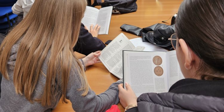 Medicinskoj školi prof. Grdinić poslao vrijednu donaciju knjiga