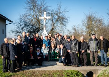 Obnovljen križ u Trojeglavi, projekt mađarske nacionalne manjine