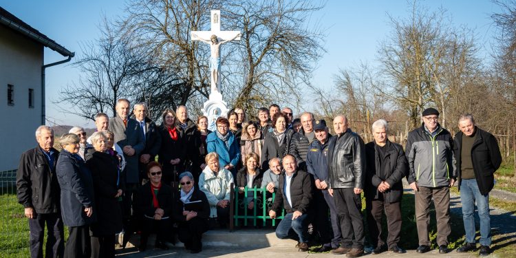 Obnovljen križ u Trojeglavi, projekt mađarske nacionalne manjine