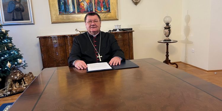 Božićna poruka bjelovarsko-križevačkog biskupa Vjekoslava Huzjaka:„A ti Betleheme, zemljo Judina! Nipošto nisi najmanji među kneževstvima Judinim jer iz tebe će izaći Vladalac koji će pasti narod moj – Izraela“ (Mt 2, 6)