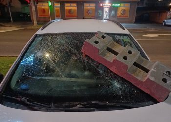 Koji vandalizam, istavio ogradu i bacio na auto