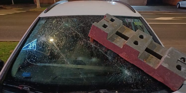 Koji vandalizam, istavio ogradu i bacio na auto