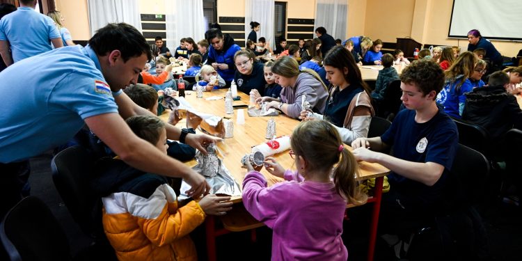 U Vatrogasnom kampu izrađivali i božićne ukrase