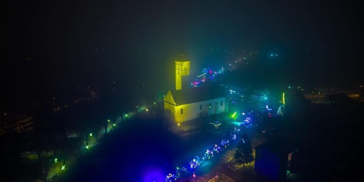 U Novoj Rači i ove godine povorka šarenih jelka traktora