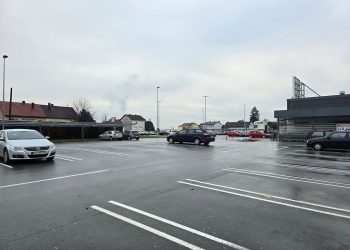 Parkirališta nekih trgovačkih centara prazna