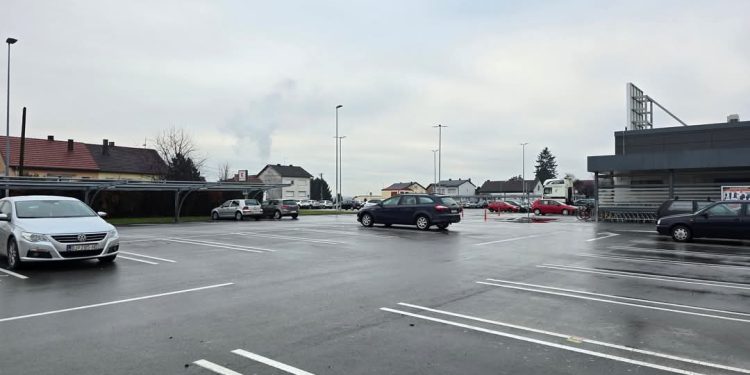Parkirališta nekih trgovačkih centara prazna