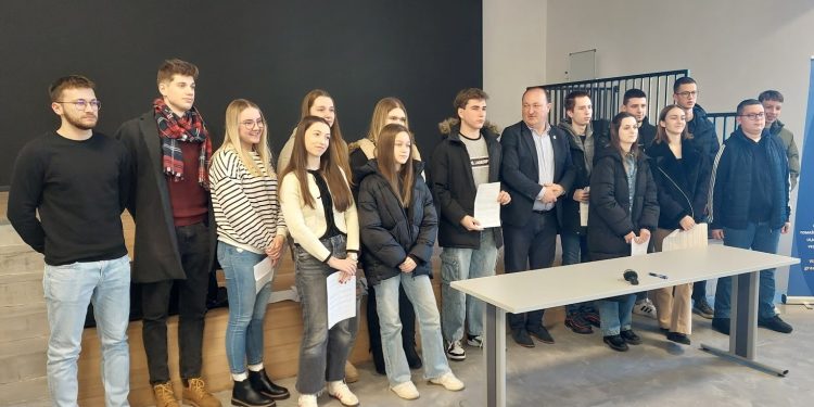 Studentima 100, a učenicima 50 eura mjesečno stipendije