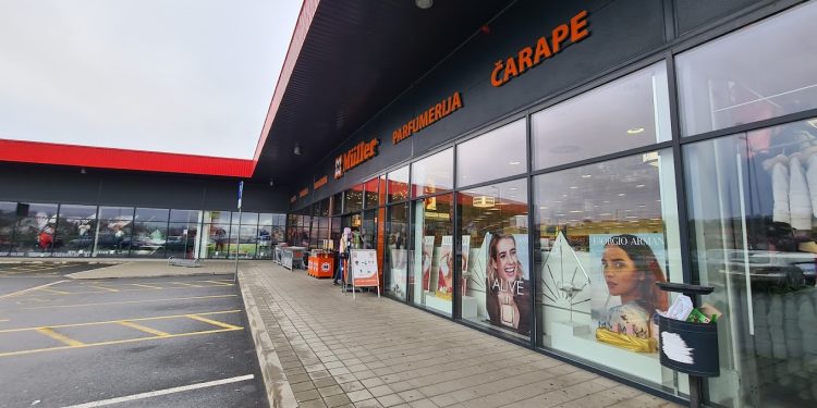 Ukrala punu vrećicu parfema