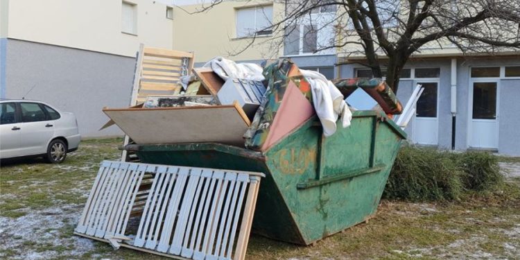 Odvoz glomaznog otpada iz uže gradske jezgre i stambenih zgrada Grada Bjelovara