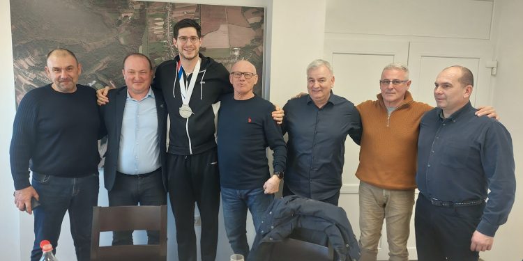 Svog srebrnog rukometaša dočekali i Garešničani