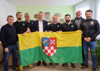 Župan Marušić lađarima predao zastavu županije koju će ponijeti u New York