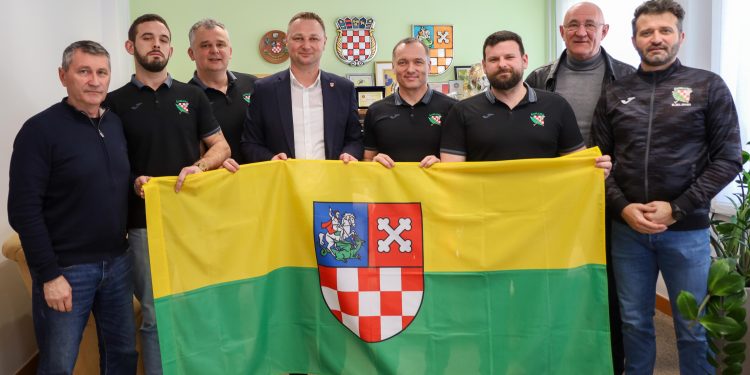 Župan Marušić lađarima predao zastavu županije koju će ponijeti u New York
