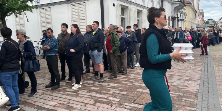 Još stignete, ribice i šarani uz hladno pivo dijele se na korzu