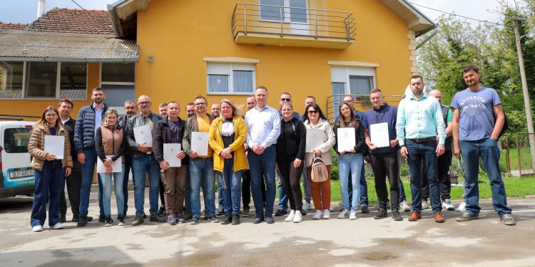 Uručeno prvih 30-tak ugovora domaćim poljoprivrednicima