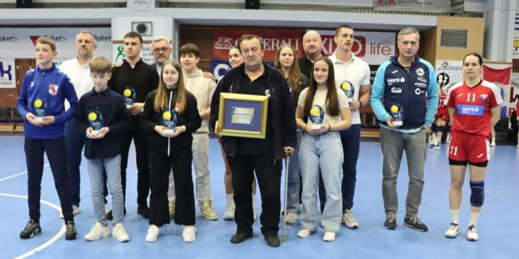 Svečanost na rukometnom poluvremenu