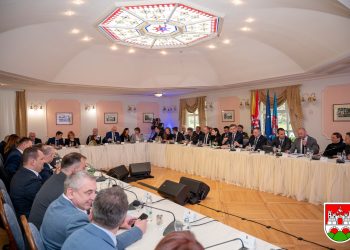 Plenković i ministri se sa županima sastali u Daruvaru