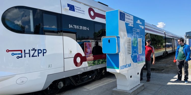 U bjelovarski željeznički kolodvor stigla, za hrvatske prilike, “munja od vlaka”