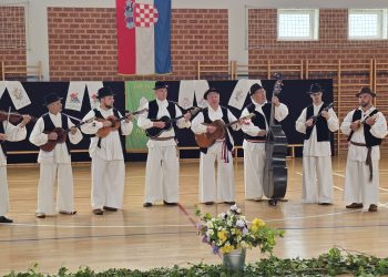 Smotra folklora i tamburaša u Velikom Trojstvu okupila više od 300 izvođača