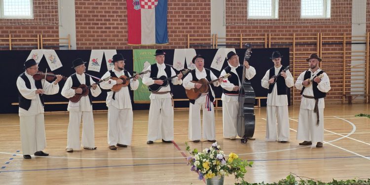 Smotra folklora i tamburaša u Velikom Trojstvu okupila više od 300 izvođača