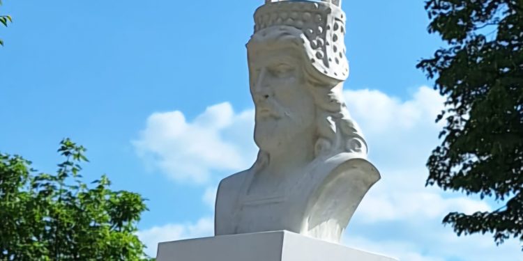 Postavljena bista kralja Tomislava na Trgu koji nosi njegovo ime