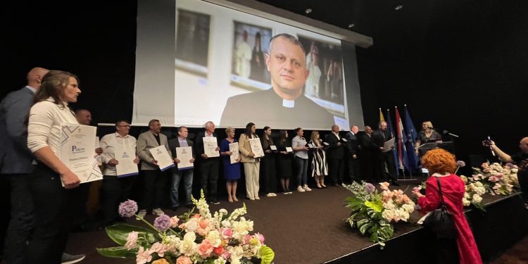 Počasni građanin općine Rovišće je prof.dr.sc. Željko Tanjić