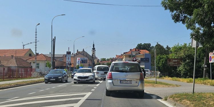 Prometna nesreća kod pružnog prijelaza na Slavonskoj- električnim romobilom zaletio se u rampu