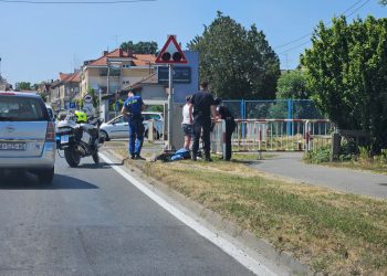 Prometna nesreća kod pružnog prijelaza na Slavonskoj- električnim romobilom zaletio se u rampu