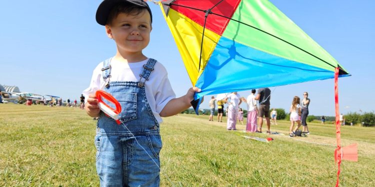 Dječja zmajada u Brezovcu: Šarenilo neba oduševilo najmlađe