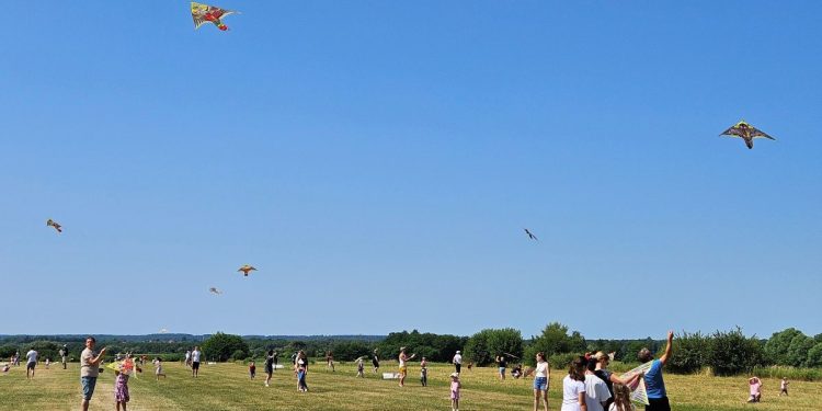 Dječja zmajada u Brezovcu: Šarenilo neba oduševilo najmlađe