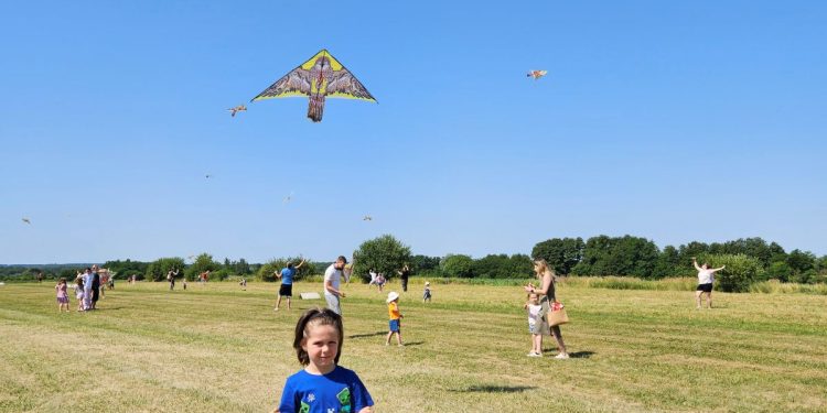 Dječja zmajada u Brezovcu: Šarenilo neba oduševilo najmlađe
