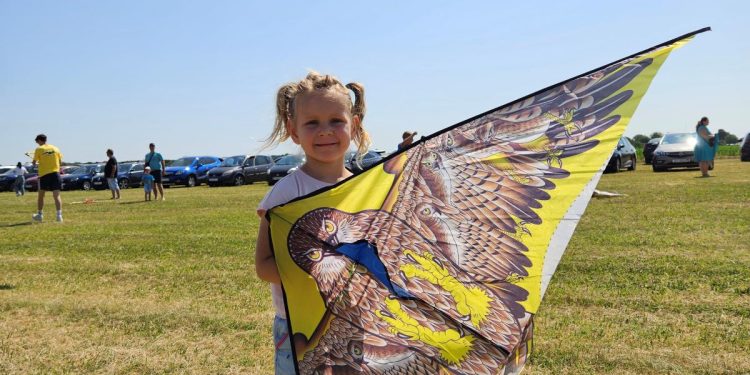 Dječja zmajada u Brezovcu: Šarenilo neba oduševilo najmlađe