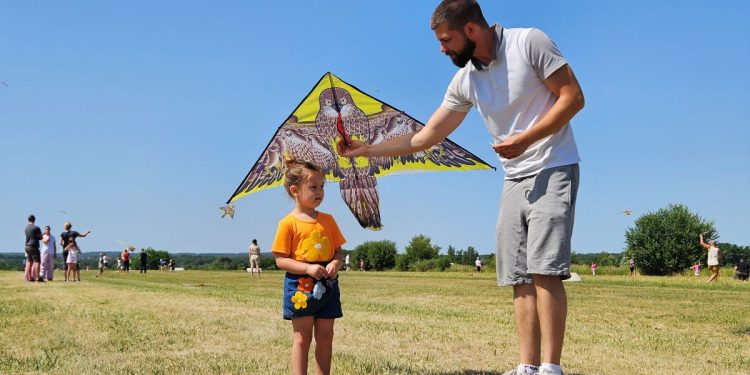 Dječja zmajada u Brezovcu: Šarenilo neba oduševilo najmlađe