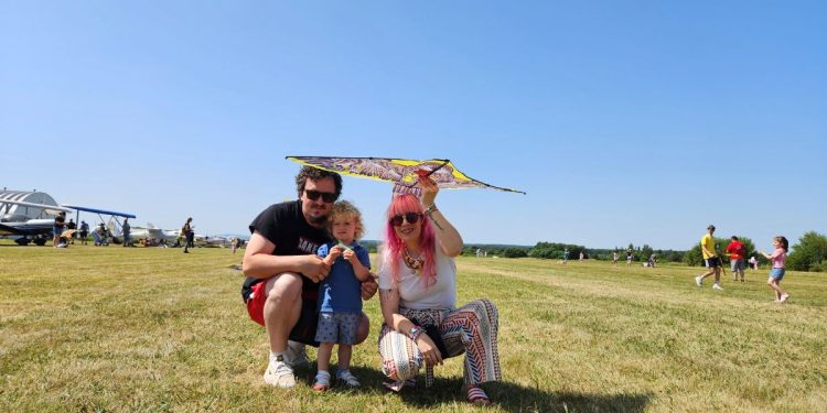 Dječja zmajada u Brezovcu: Šarenilo neba oduševilo najmlađe