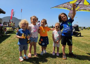 Dječja zmajada u Brezovcu: Šarenilo neba oduševilo najmlađe