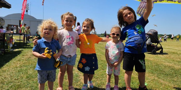 Dječja zmajada u Brezovcu: Šarenilo neba oduševilo najmlađe