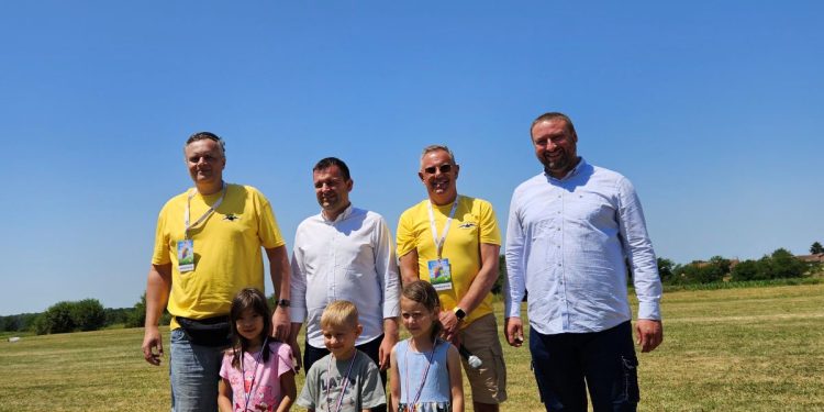 Dječja zmajada u Brezovcu: Šarenilo neba oduševilo najmlađe