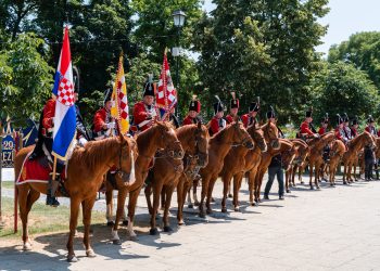FOTO Svečani doček konjice i postrojavanje Povijesne postrojbe na 29. Terezijani