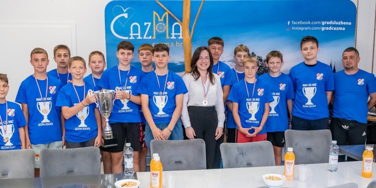 Gradonačelnica Čazme i novčano nagradila mlade nogometaše