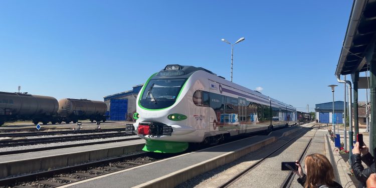 Elektrobaterijski vlak od sada u redovnom prometu i subotu na Terezijanu i natrag vozi besplatno