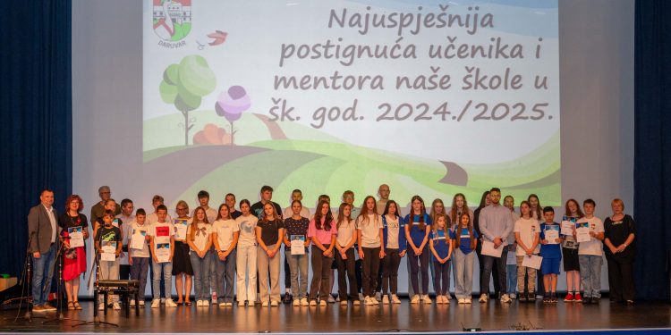 Grad Daruvar novčano nagrađuje najbolje učenike i mentore