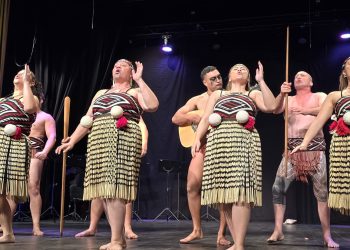 Glazbeno-scenski spektakl “Kia Ora 2025” oduševio Bjelovarčane