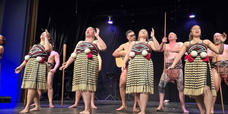 Glazbeno-scenski spektakl “Kia Ora 2025” oduševio Bjelovarčane