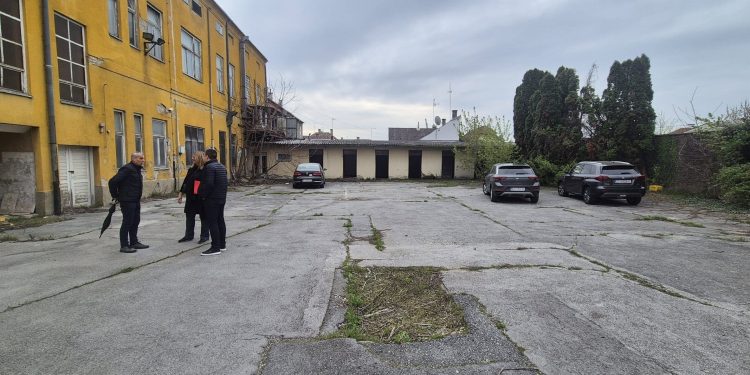 Besplatan parking kod rodne kuće Vojina Bakića ostaje, dok se u 13 gradskih ulica počela naplaćivati