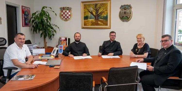 Lneniček potpisao ugovore za obnovu crkvenih objekata na području Daruvara