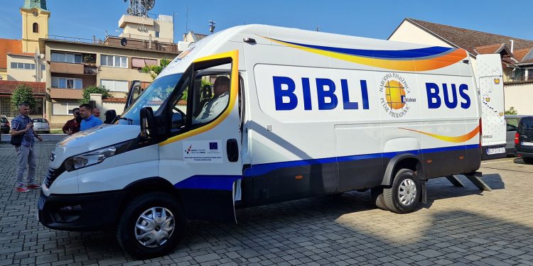 Bibliobus ispred bjelovarske knjižnice