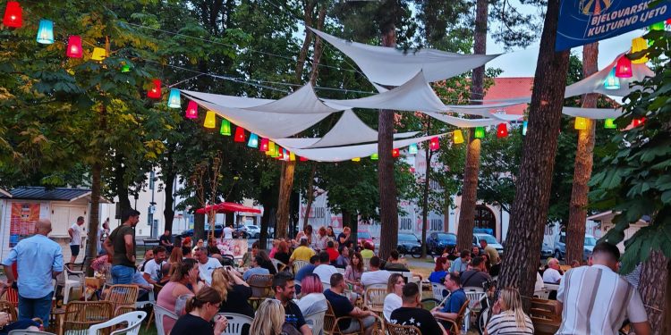 Trivija kviz s Ivanom Ilekovićem – večer znanja, smijeha i zajedništva u Bjelovaru