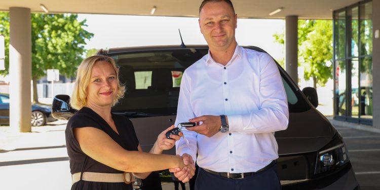 Glazbena škola Vatroslava Lisinskog dobila vlastiti kombi: više nema posuđivanja i iznajmljivanja