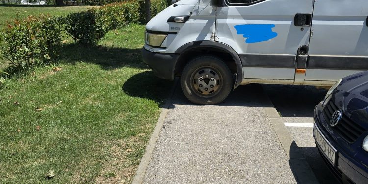 Iz Općine Rovišće opominju vozače nepropisno parkiranih vozila