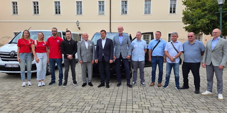Zlatko Mateša u posjeti: Bjelovar bogatiji za nova vozila i sportsku opremu