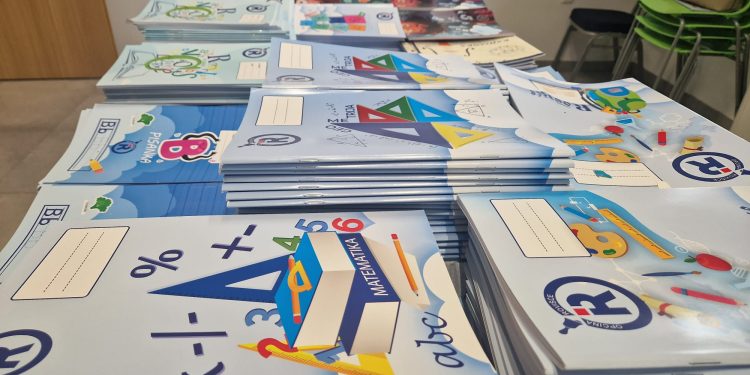 Općina Rovišće opet osigurala besplatan školski pribor i bilježnice